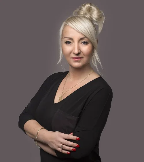 Monika Flat - fryzjer stylista kolorysta, blond i przedłużanie włosów